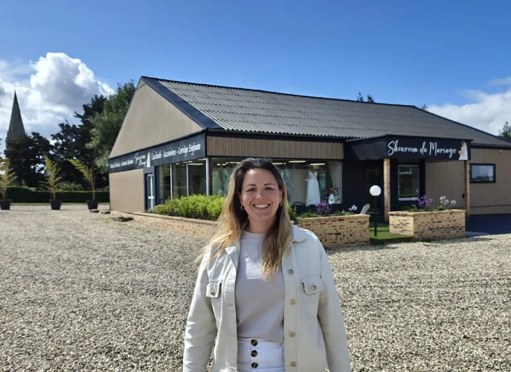 Aurélie devant le Showroom du Mariage Valliquerville