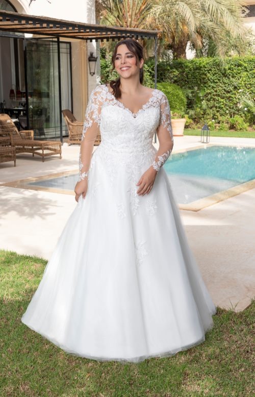 Robe de mariée romantique grande taille 248-10 signée The Sposa Group avec coupe trapèze fluide et dentelle délicate.