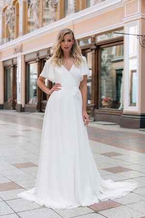 Découvrez la robe de mariée moderne 1001 de Monica Loretti, en mousseline ivoire, silhouette ligne A fluide. Réservez votre essayage au Showroom du Mariage.