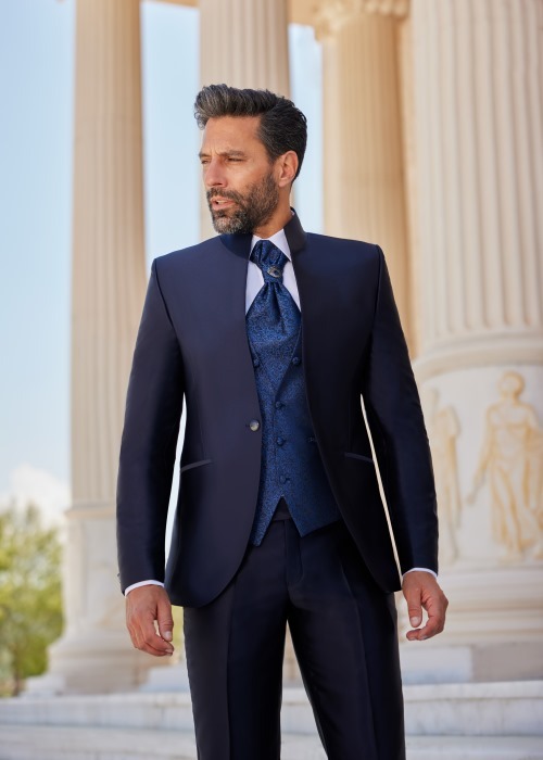 Costume mariage Empires du Marié CAPRI En stock Uniquement en coloris marine porté par un mannequin, veste cintrée à un bouton, col mao visible.