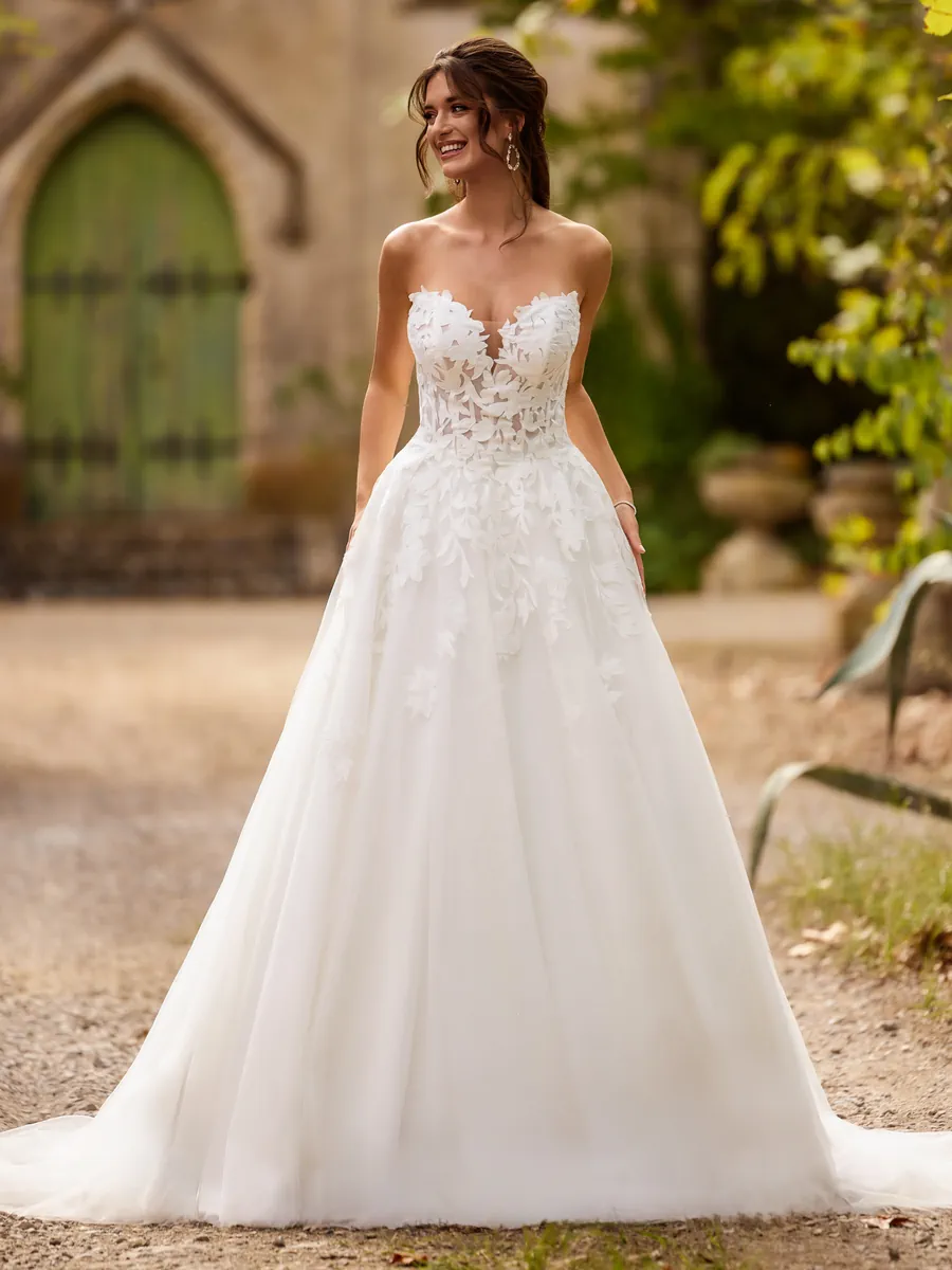 Robe de mariée romantique et élégante Trés Chic France 27806 JB présentant une silhouette fluide et une coupe A-line classique.